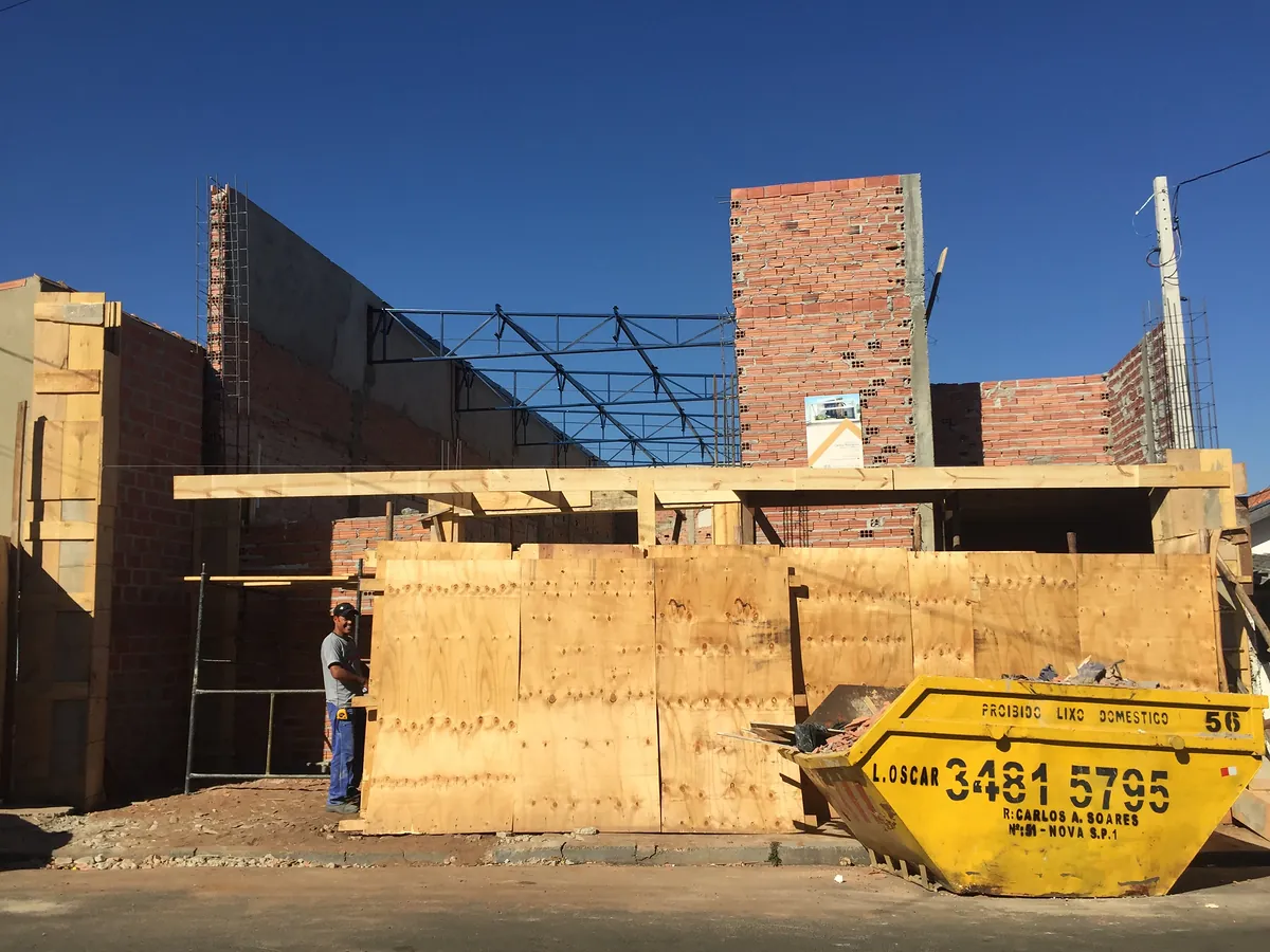 Obra em andamento com estrutura e alvenaria